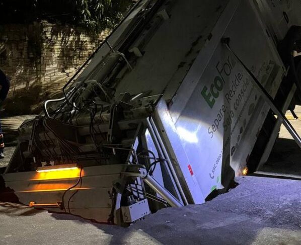 Caminhão de coleta de lixo é tragado por cratera no bairro Autran Nunes