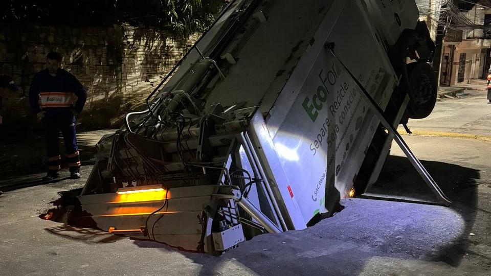 Caminhão de coleta de lixo é tragado por cratera no bairro Autran Nunes