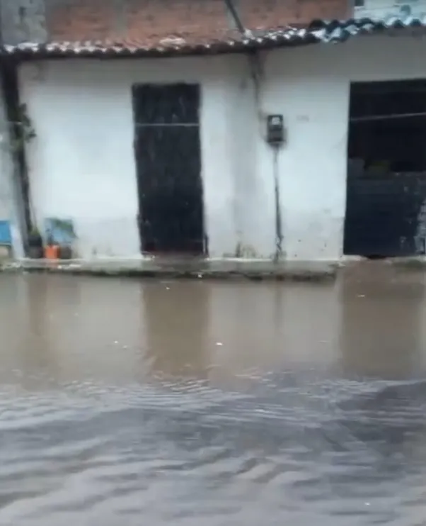 Chuvas causam alagamentos em ruas de Fortaleza e da Região Metropolitana