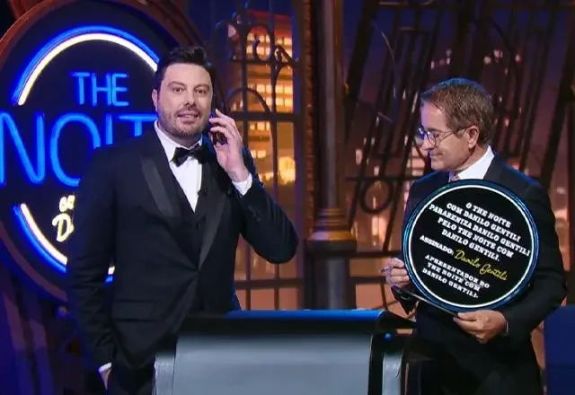 Danilo Gentili recebe ligação surpresa de Boninho durante especial de 10 anos do The Noite