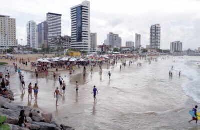 Apenas 9 praias de Fortaleza estão próprias para banho