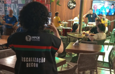Bares do Meireles são autuados por cobrar taxa em jogo do Brasil