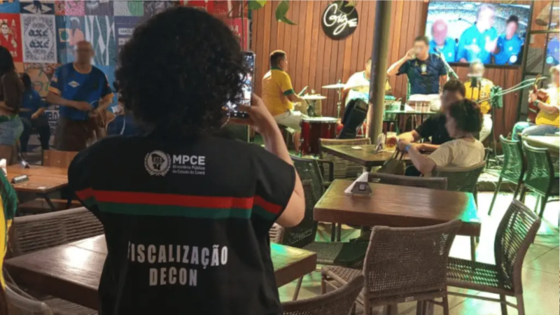 Bares do Meireles são autuados por cobrar taxa em jogo do Brasil
