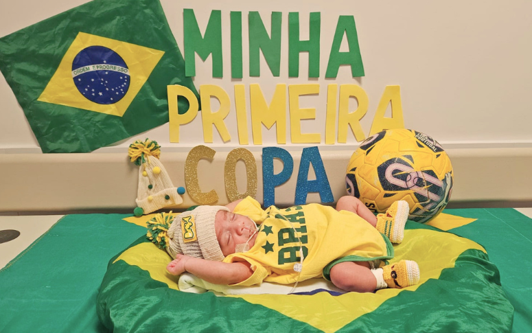 Bebês do HUC ganham ensaio temático de Copa do Mundo