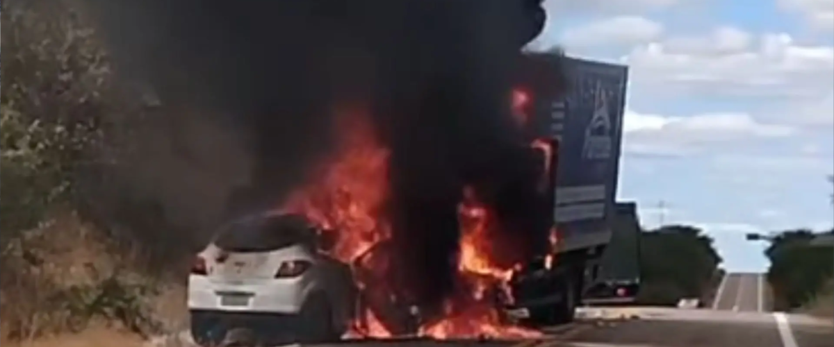 Casal morre carbonizado em rodovia de Tauá, no Ceará