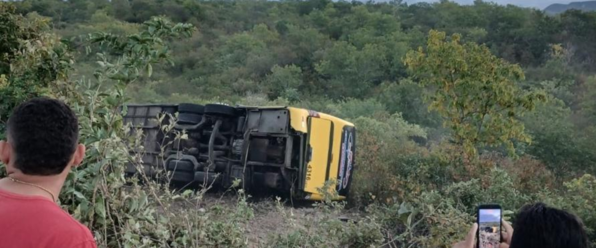 Acidente com ônibus de romeiros deixa 2 mortos no Ceará