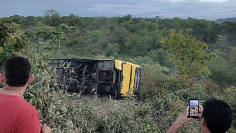 Acidente com ônibus de romeiros deixa 2 mortos no Ceará