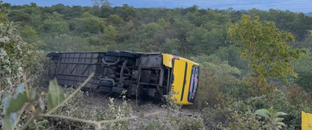 Sobe para 3 número de mortos em acidente com ônibus no CE