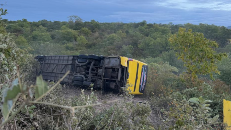 Sobe para 3 número de mortos em acidente com ônibus no CE