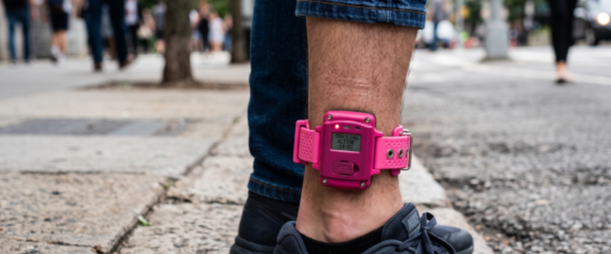 Rio de Janeiro aprova lei da 'tornozeleira rosa' para agressores de mulheres