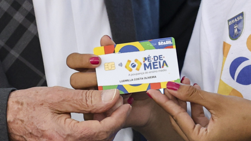 Pé-de-Meia paga R$ 200 para novos alunos; veja quem recebe