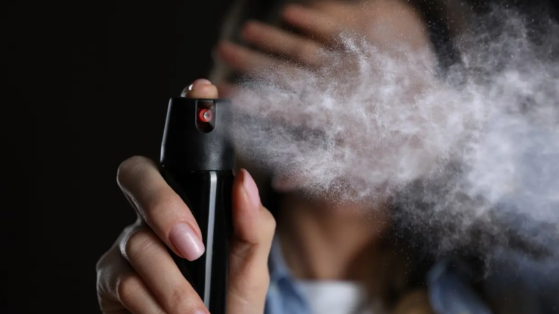 Mulheres podem comprar spray de pimenta; veja as regras