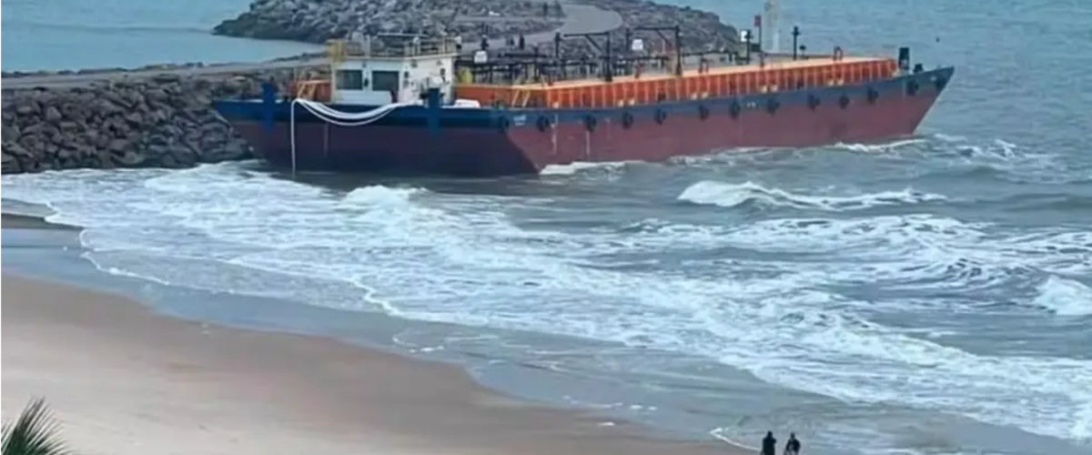 Navio encalha na praia do Icaraí após bater em espigão