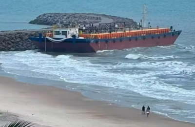 Navio encalha na praia do Icaraí após bater em espigão