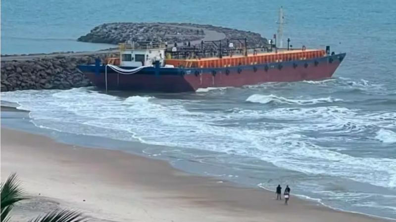 Navio encalha na praia do Icaraí após bater em espigão