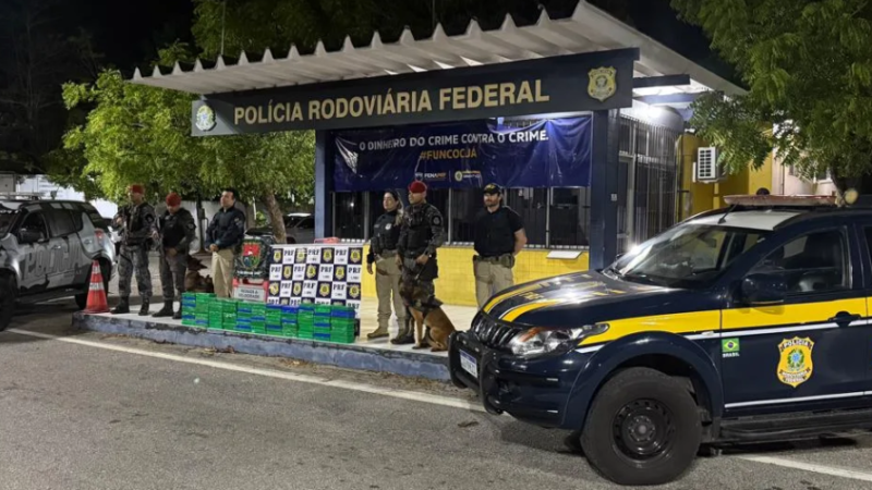 PRF apreende 100 kg de cocaína em Fiat Strada na BR-222