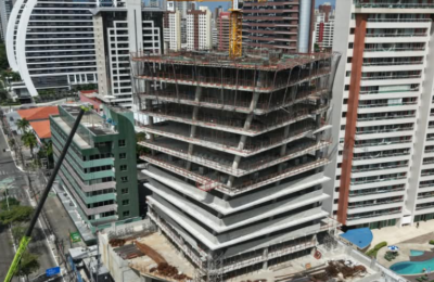 Prédio 'torcido' de Fortaleza ganha forma na Aldeota