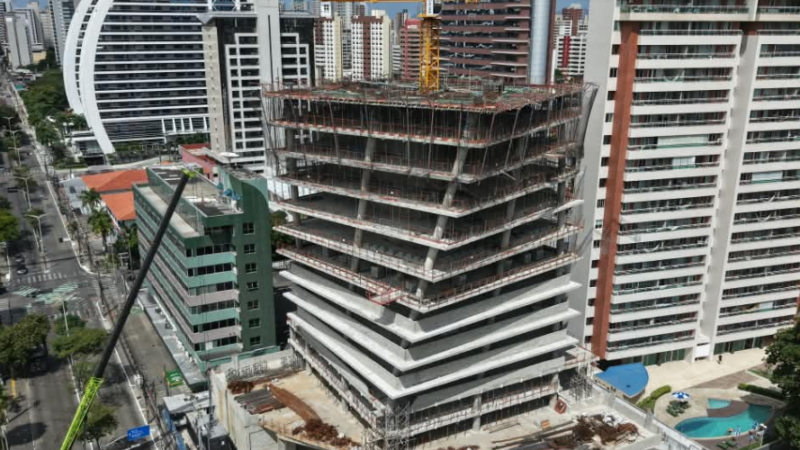 Prédio 'torcido' de Fortaleza ganha forma na Aldeota