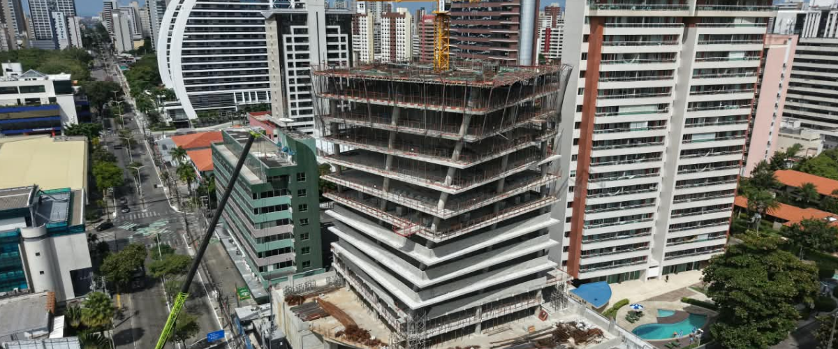 Prédio 'torcido' de Fortaleza ganha forma na Aldeota