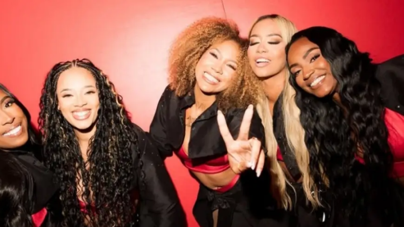 Bonde das Maravilhas faz show gratuito em Fortaleza