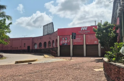 Demolição do antigo Mucuripe Club é retomada em Fortaleza