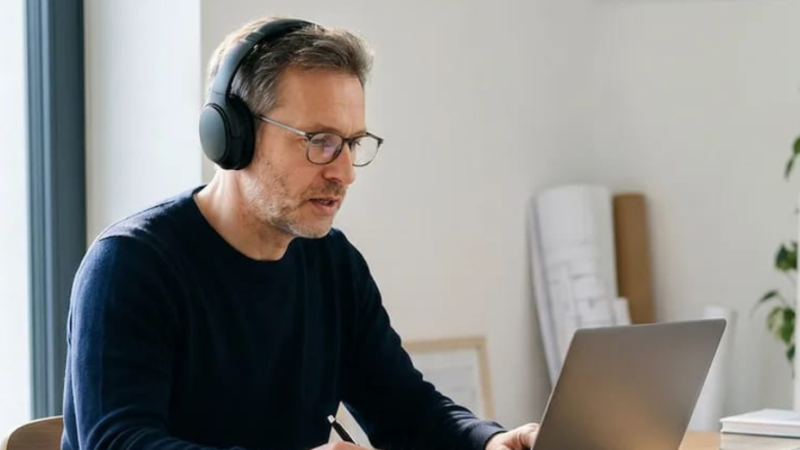 Cearenses podem concorrer a 10 mil vagas em cursos gratuitos de inglês, espanhol e francês do Santander Fala Mundo