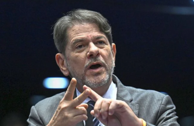 Cid Gomes lidera disputa para Senado no Ceará em 2026