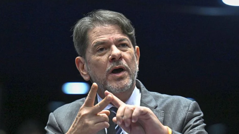 Cid Gomes lidera disputa para Senado no Ceará em 2026