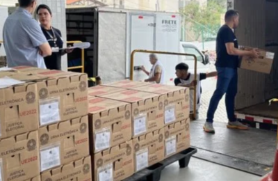 TRE-CE inicia distribuição de urnas eletrônicas em Fortaleza