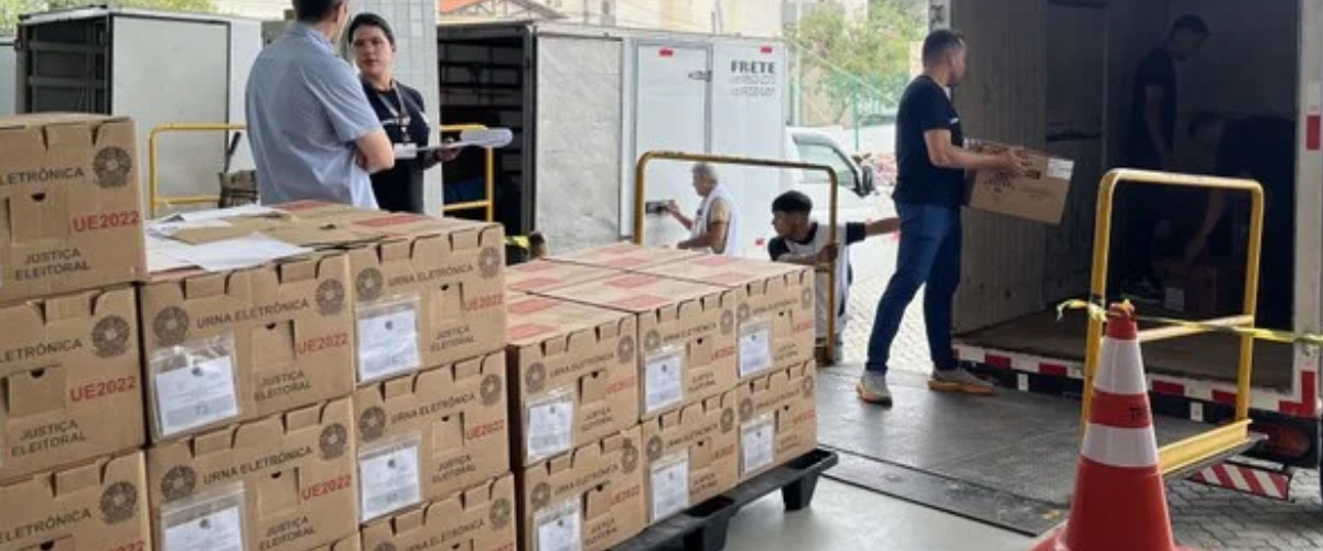 TRE-CE inicia distribuição de urnas eletrônicas em Fortaleza