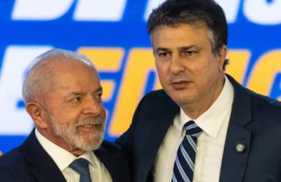 Camilo Santana cobra quebra de sigilo de Flávio Bolsonaro