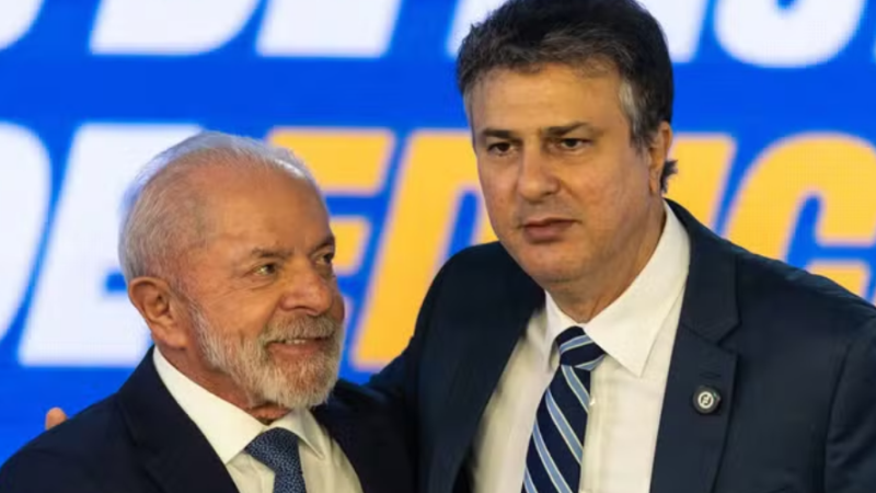 Camilo Santana cobra quebra de sigilo de Flávio Bolsonaro