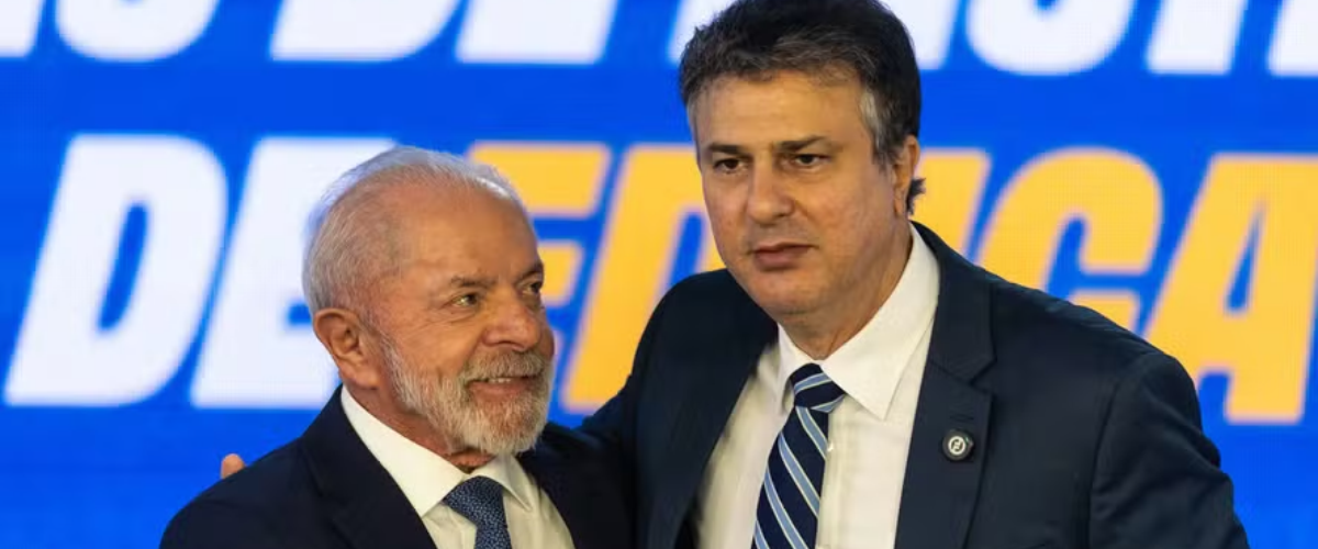 Camilo Santana cobra quebra de sigilo de Flávio Bolsonaro