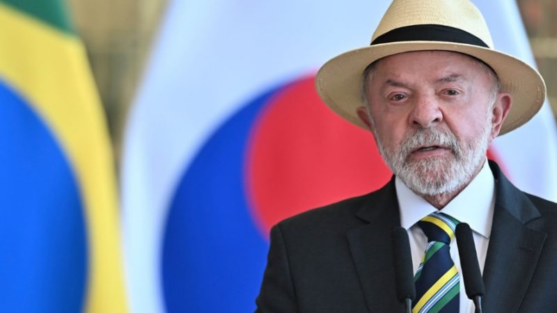 Lula agradece idosos e promete regular redes sociais