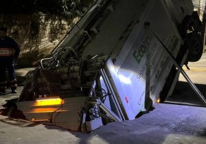 Caminhão de coleta de lixo é tragado por cratera no bairro Autran Nunes