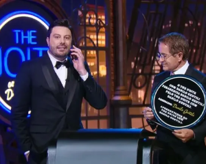 Danilo Gentili recebe ligação surpresa de Boninho durante especial de 10 anos do The Noite