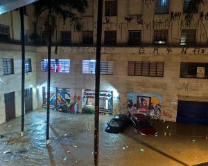 Forte chuva inunda São Paulo e provoca caos em várias